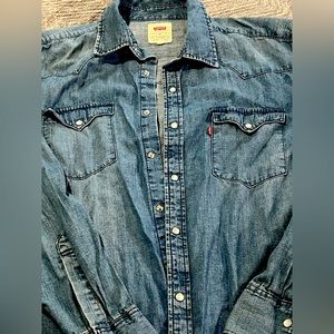 Levi’s Denim mid weight shirt 🤘🏽snap buttons🤘🏽